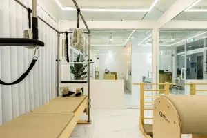 유리파티션으로 완성한 모던 필라테스 스튜디오